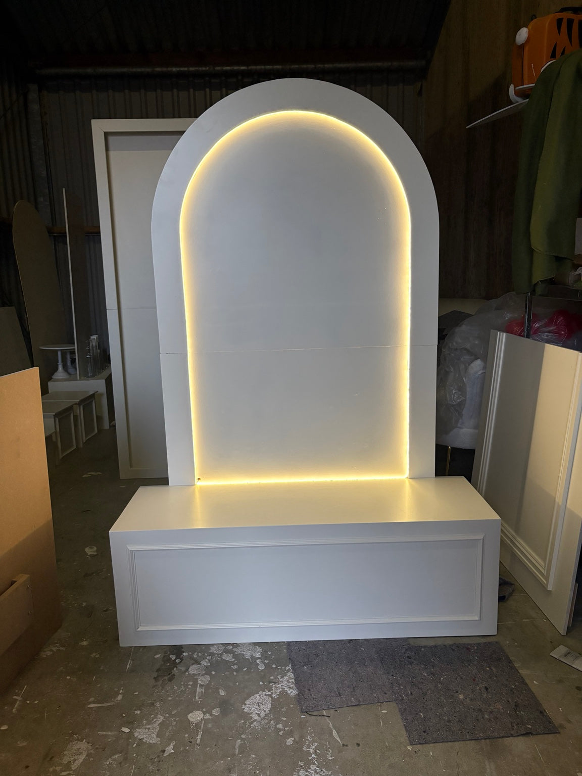 Verlichte boogbackdrop met podium